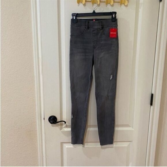 NWT SPANX Jean-Ish Distressed Raw Released Hem Skinny Legging Jeans - Picture 2 of 8